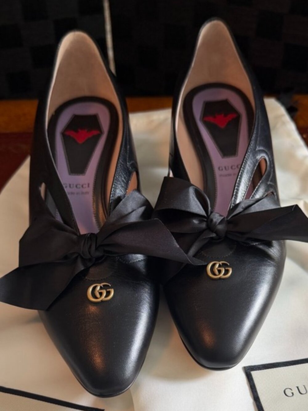 Gucci Black leather pumps with bow reminiscent of 20-30's style shoes, size 39